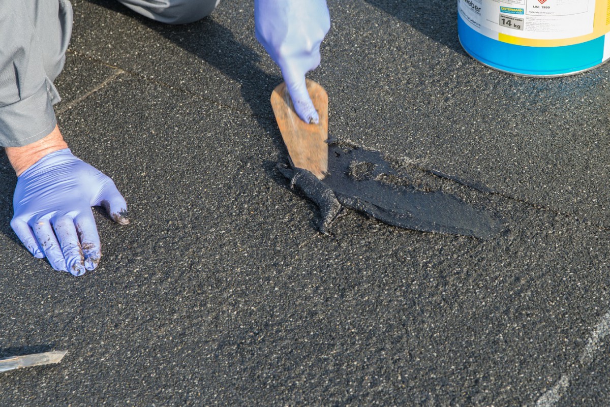Naprawa pęcherza z użyciem masy bitumicznej weber.tec 911_2. Fot. Weber