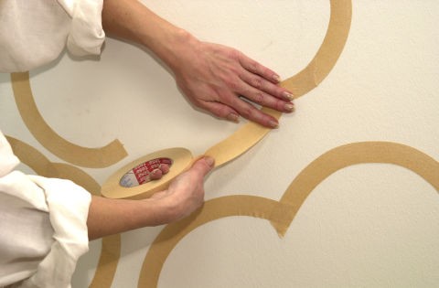 Wyjątkowo elastyczna taśma maskująca tesa<sup>®</sup> Creative to perfekcyjne maskowane krzywizn i zaokrąglonych krawędzi.