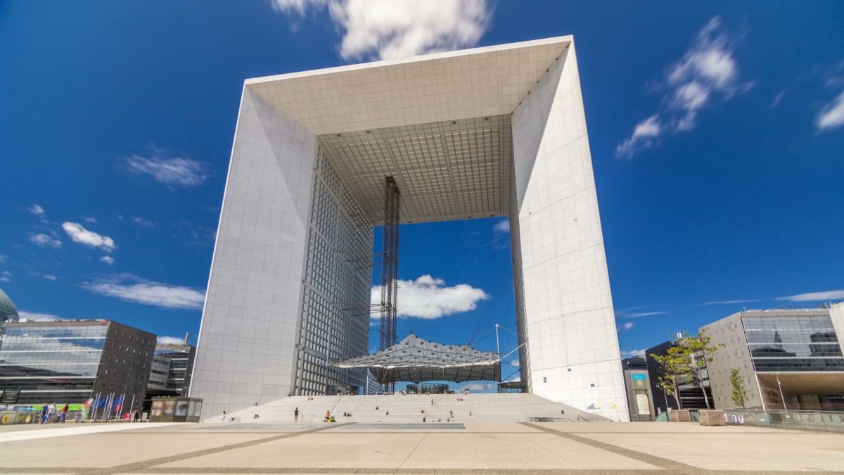 Budowla La Grande Arche w Puteaux jest zarówno monumentalna, jak i funkcjonalna po udanym remoncie i modernizacji. Co najważniejsze, zachowała swój pierwotny wygląd i charakter. Zdjęcie: <sup>©</sup> Kyrylo-Neiezhmakov