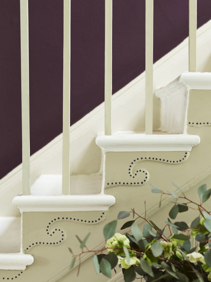 Annie Sloan Satin Paint w kolorze Canvas (stolarka) Wall Paint w kolorze Tyrian Plum (ściany) Chalk Paint<sup>™</sup> w kolorach Burgundy (konsola), Old White (deski podłogowe)