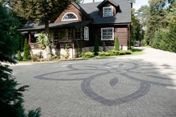 W sąsiedztwie starych budynków nawierzchnia powinna podkreślać ich tradycyjny staropolski charakter. Kostka Romano (piaskowo - beżowy i torfowy brąz) Libet Decco