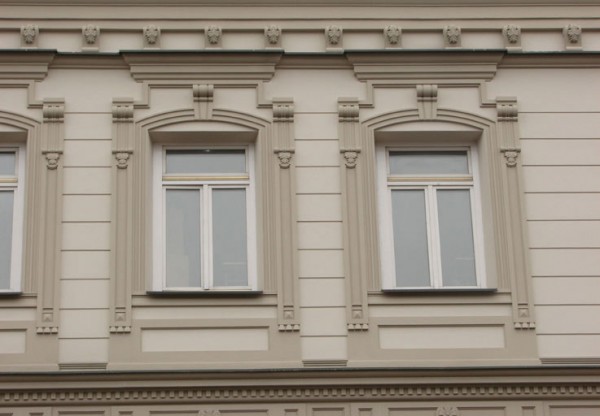Fragment zrekonstruowanej elewacji liceum im. Bolesława Prusa w Siedlcach
