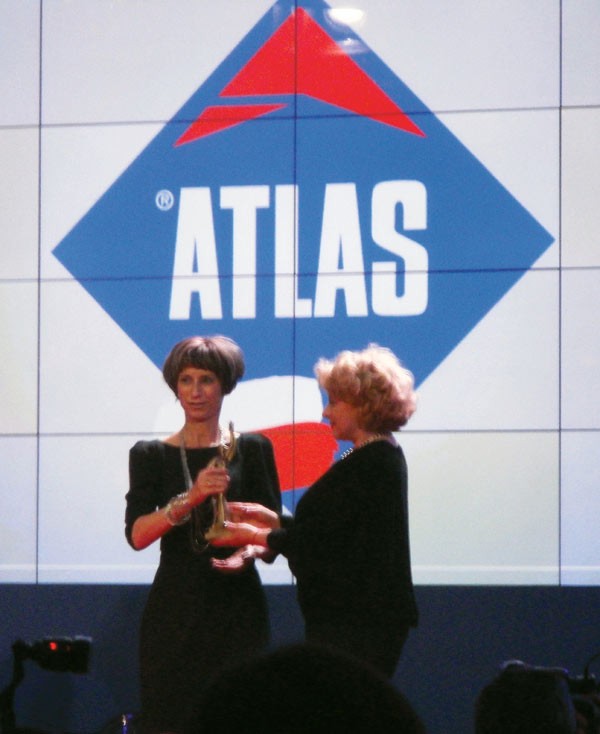 Dorota Wakulak, kierownik ds. komunikacji branżowej ATLASA, odbiera statuetkę z rąk Niny Kowalewskiej-Motlik, prezes New Communications, która to firma jest wyłącznym partnerem organizacji The Superbrands Ltd. w Polsce.