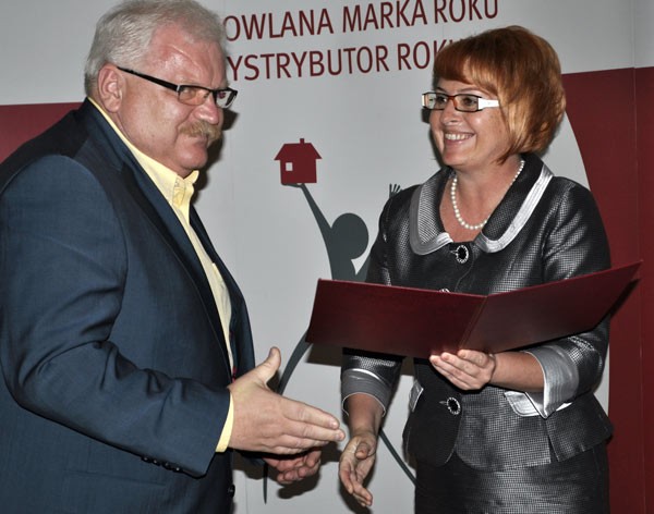 ATLAS po raz szósty został Budowlaną Marką Roku – honorowy dyplom, z rąk Elżbiety Syrdy, prezes ASM-Centrum Badań i Analiz Rynku, odbiera Krzysztof Ogórek, wiceprezes GRUPY ATLAS.