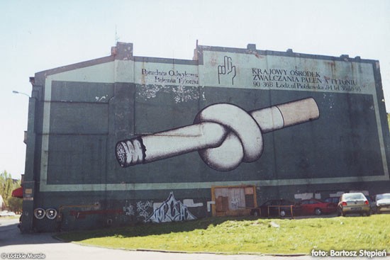  Krajowy Ośrodek Zwalczania Palenia Tytoniu. Można z całą pewnością stwierdzić, iż był to najciekawszy mural w Łodzi. Miał nie tylko pomysłowy obrazek jako temat główny, ale i spełniał ważną rolę społeczną - ostrzegał przed zgubnymi efektami palenia papierosów. fot. Bartosz Stępień www.murale.mnc.pl