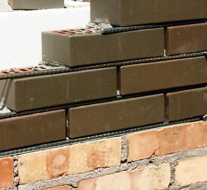 Drugą metodą jest połączenie cegieł Zaprawą Tynkarską Atlas z Trasem z pozostawieniem miejsca na spoinę. Wzdłuż brzegów cegieł układamy listewki lub pręty grubości 10-12 mm, a zaprawą wypełniamy jedynie przestrzeń między listewkami. Fot ATLAS 
