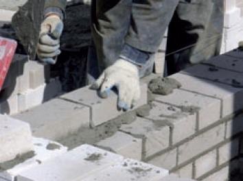 Fot. Lafarge. Zaprawę należy nanosić pasami. Ich długość jednorazowo nie powinna przekroczyć 1 m.
