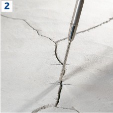 2 Przed wylaniem żywicy należy usunąć luźne części krawędzi jastrychów i starannie odkurzyć szczeliny i pęknięcia.