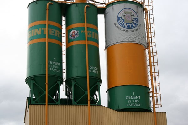 Fot. Lafarge/Ginter   Silosy w firmie Ginter połączone z linią produkcyjną umożliwiają magazynowanie dużych ilości cementu Dynamik i kruszyw, a także ich bezpośrednie dozowanie do produkowanych prefabrykatów