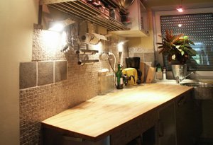 Przestrzeń nad blatem roboczym wykończono mozaiką ceramiczną. Fot. ATLAS