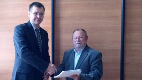 Fot.: Porozumienie zostało podpisane na Wydziale Budownictwa Politechniki Śląskiej w Gliwicach przez prof. dr hab. inż. Adama Zyburę - kierownika Katedry Konstrukcji Budowlanych, pełnomocnika Rektora oraz Prezesa Solbet Sp. z o.o. Łukasza Małeckiego.