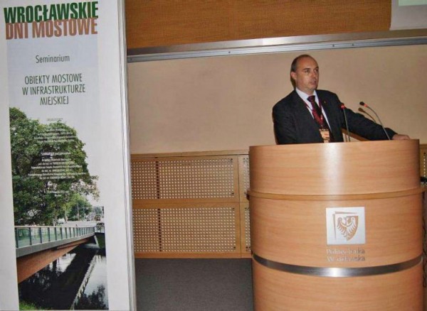 Piotr Zuzek, specjalista Sika ds. mostownictwa, wygłosił prelekcję na temat „Skutecznego przeciwdziałania graffiti”