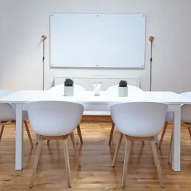 Czy warto odnowić podłogę samemu, czy oddać ją w ręce profesjonalistów?