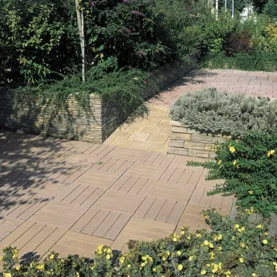 Podkłady kolejowe oraz parkiet w ogrodzie