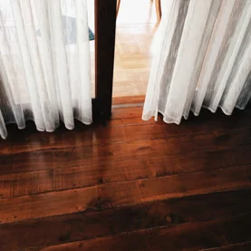 Co wybrać olejowanie czy lakierowanie podłogi drewnianej?