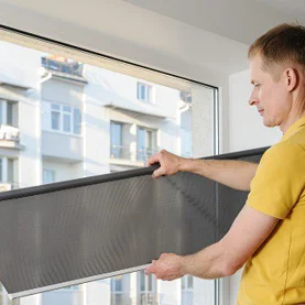 Zabezpiecz mieszkanie przed letnim słońcem. Podpowiadamy, jak zamocować rolety wewnętrzne 