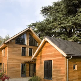 Drewno gotowe na jesień. V33 prezentuje Lazurę ochronną o wysokiej odporności