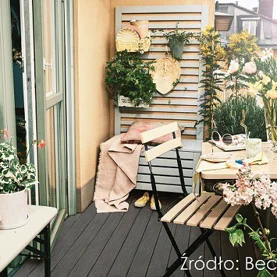 Kolorowe krzesła w domu i na tarasie