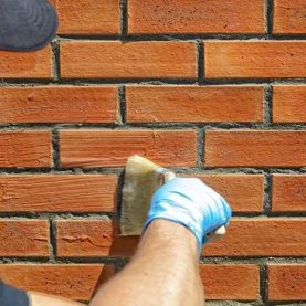 Graffiti niszczy budynki. Jak można temu zapobiec?