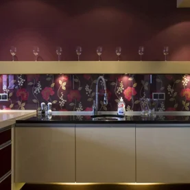 Jak ozdobić ścianę w kuchni i zabezpieczyć przed wilgocią krok po kroku