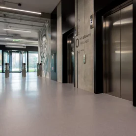 Beton polerowany czy posadzka żywiczna – które rozwiązanie lepiej sprawdzi się w obiektach komercyjnych?