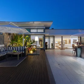 Balkon, taras i ogród – oświetlenie zewnętrzne doda im blasku