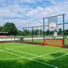 Jak ułożyć sztuczną trawę w zależności od podłoża?