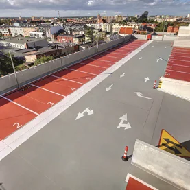 Posadzki żywiczne na parkingach – dlaczego mostkowanie rys jest ważne? Porady ekspertów Flowcrete.
