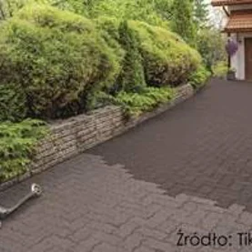 Zadbana nawierzchnia dekoruje przestrzeń wokół domu