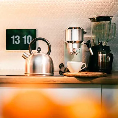 Stal nierdzewna w nowoczesnym domu – od fundamentów po designerskie detale