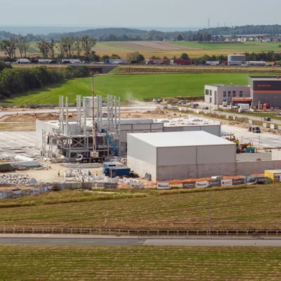 Nowa fabryka Baumit pnie się w górę: w Zimnej Wódce rośnie 63-metrowa wieża technologiczna