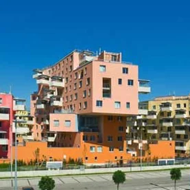 Niskoenergetyczny dom z fantazyjnym układem balkonów 