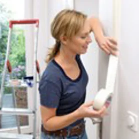 Pomysły na uszczelnianie okien, łatwy montaż wykładziny i czyste malowanie