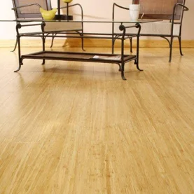 Badanie wytrzymałości lakieru, którym pokryte są podłogi drewniane