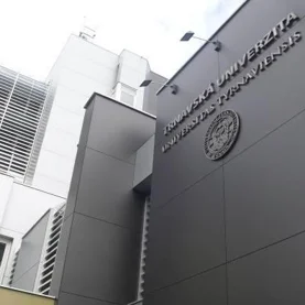 Uniwersytet Trnawski, budynek wydziału filozofii z nową fasadą oraz izolacją z DuPont