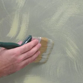 Jak samodzielnie wyczarować efekty dekoracyjne na ścianach przy użyciu farb emulsyjnych?