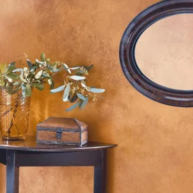 Metaliczny blask na ścianie